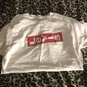 White Levi’s tee